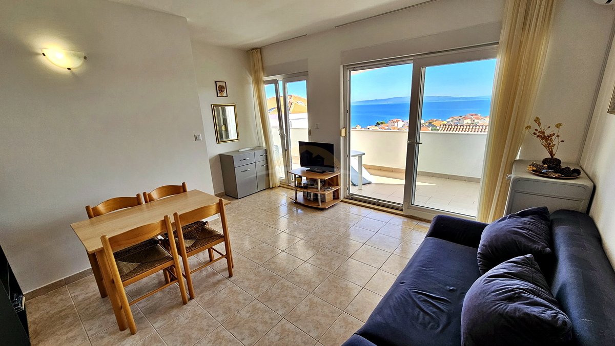 Dvosobno stanovanje v Okrugu Gornjem/Čiovo z lepim pogledom na morje in s bazenom